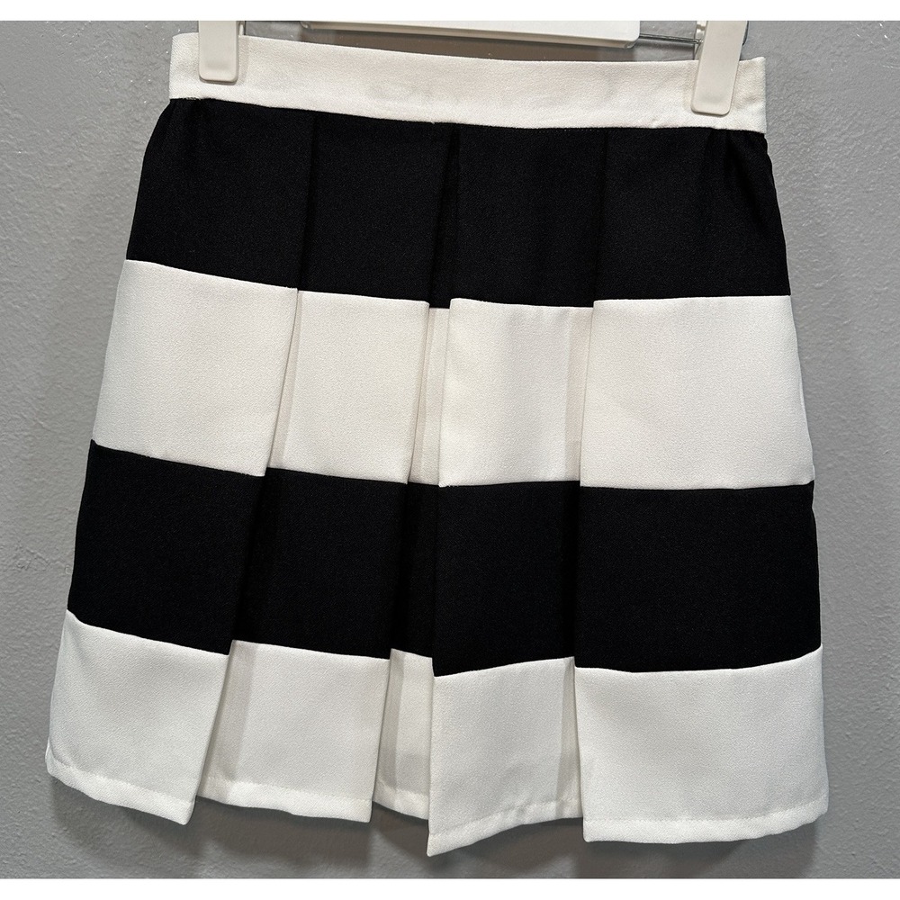 Freeway Mini Skirt Womens Size Small Black White Striped Pleated Zip Lining NWT